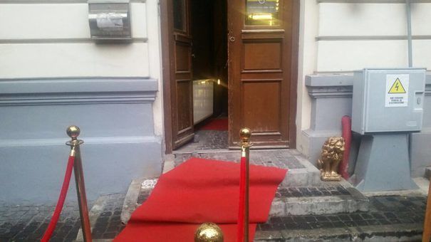 Leul furat de la Muzeul Kitsch-ului a fost returnat, după ce hoții s-au convins că nu este de aur. 
