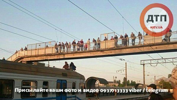 Школьники залезли на крышу электрички.