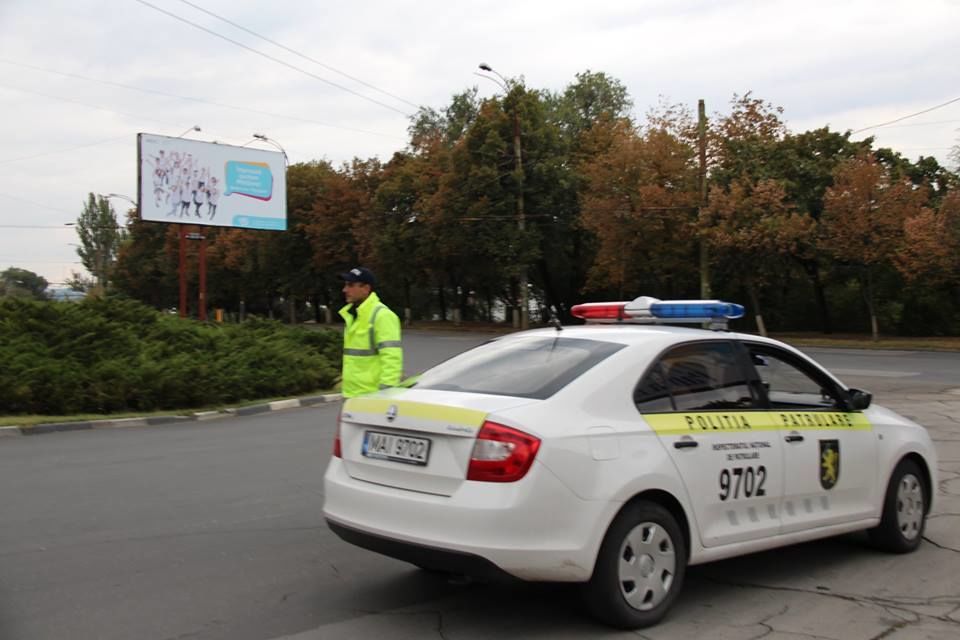 De ce poliţiştii pun mâna pe maşini atunci când opresc şoferi în trafic. Foto: moldova.org