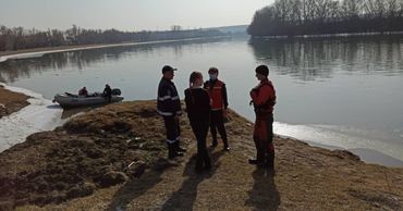 Спасатели возобновили поиски тела девочки, утонувшей в Днестре.