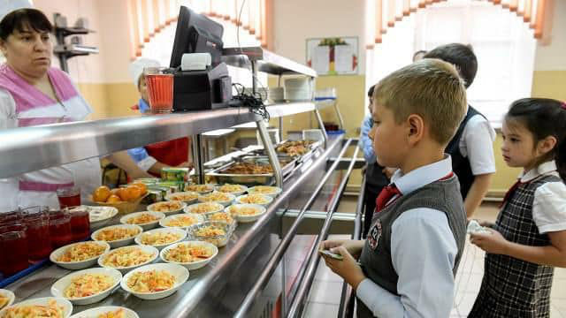В 14 учебных заведениях Кишинева дети получают еду на вынос.