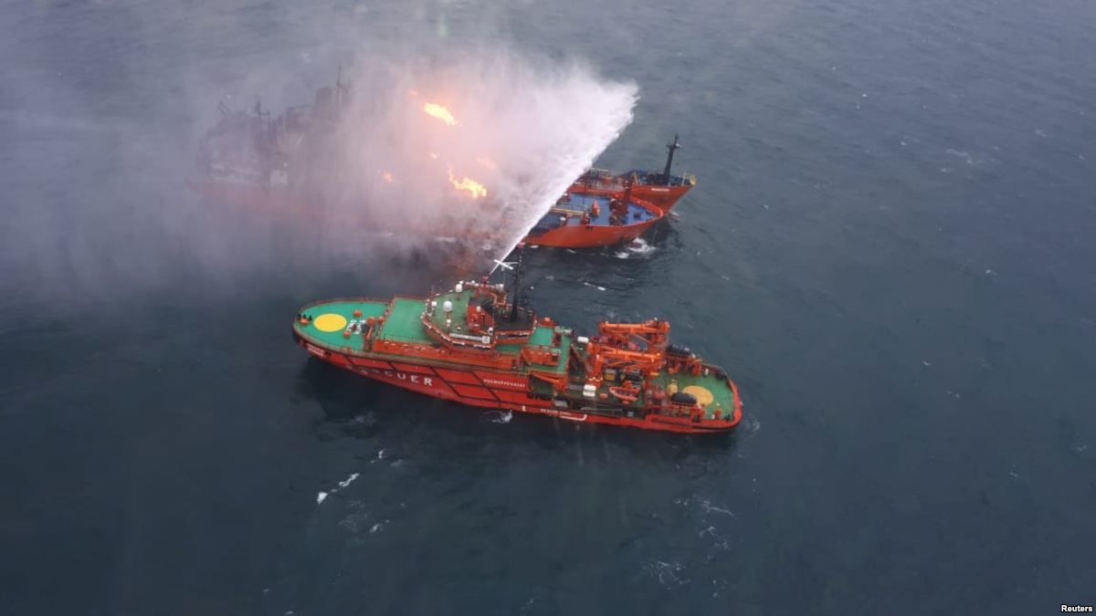 Специалисты смогли остановить горение на одном из двух танкеров.