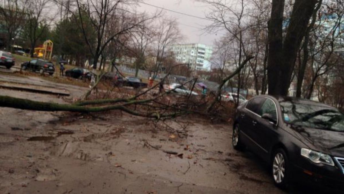 Furtuna de astăzi a lăsat 107 localități fără curent electric. Foto: realitatea.md