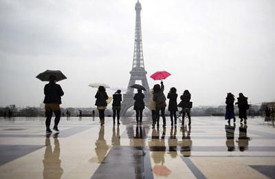 Число иностранных туристов во Франции резко снизилось.