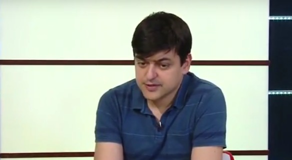 Муниципальный советник от Партии социалистов Станислав Вартанян.