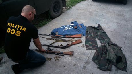 Arme de foc şi muniţii păstrate ilegal au fost depistate de oamenii legii la domiciliul unui bărbat din orașul Edineț. Foto: igp.gov.md