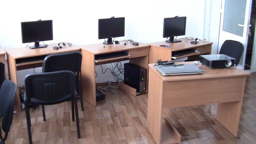 În cadrul aceluiași program, circa 100 de bibliotecari vor fi instruiți pentru a putea utiliza calculatorul.