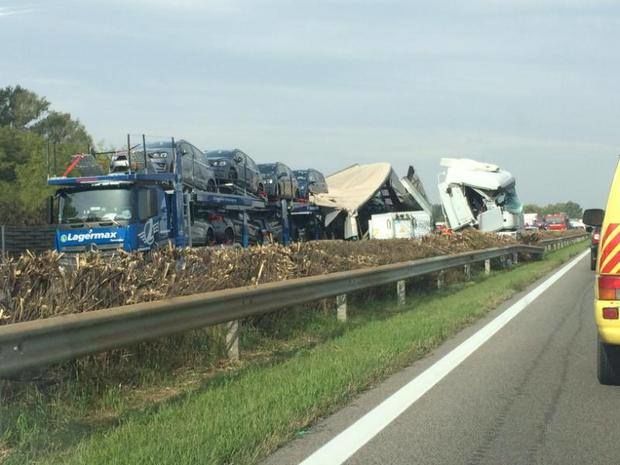 Teribilul accident s-a produs marţi, pe autostrada M5, direcția de deplasare spre Vama Nădlac. 