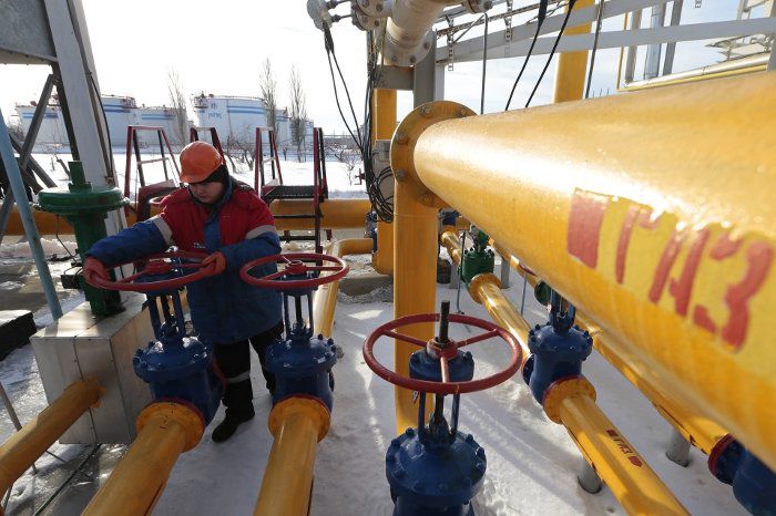 В условиях снижения объемов потребления собственного и реверсного газа Украине хватит на летний период.