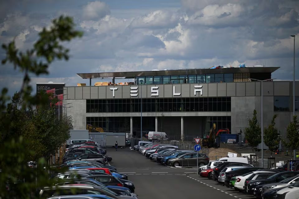 Tesla и Volvo останавливают заводы в Европе из-за нападений в Красном море.