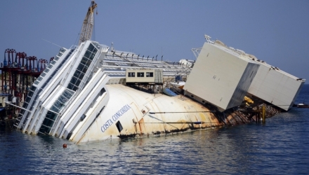 Costa Concordia va fi transportată la șantierul naval din Genova, unde mai multe echipe vor distruge ambarcațiunea de lux.