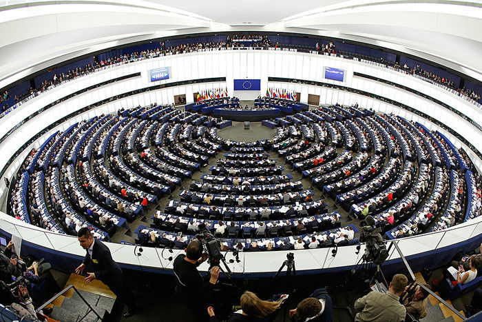 Европарламент одобрил продление санкций против России.