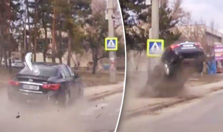Появилось видео ДТП на Телецентре, где водитель Infinity снес столб.