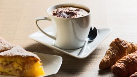 Cafeaua și brioșele la micul dejun nu fac bine sănătății. Foto: easitalian.com