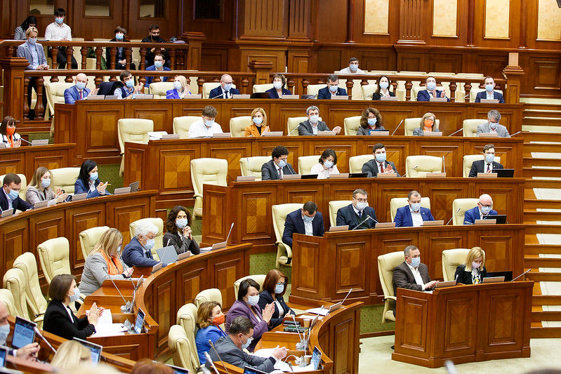 В парламенте законопроект о повышении пенсионного возраста вызвал резкие споры.
