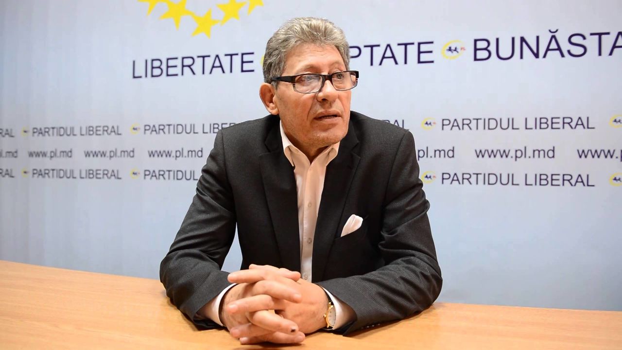Nemulțumit de procedurile anevoioase de redobândire a cetățeniei române, Ghimpu i-a scris lui Cioloș.
