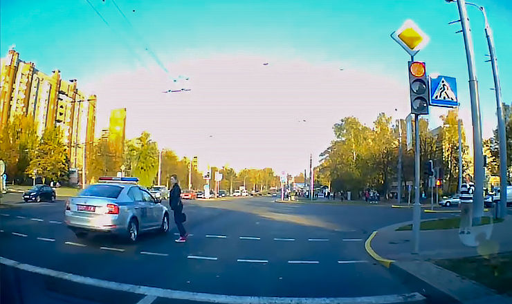 Девушка отказалась уступать дорогу кортежу Лукашенко и попала на видео.