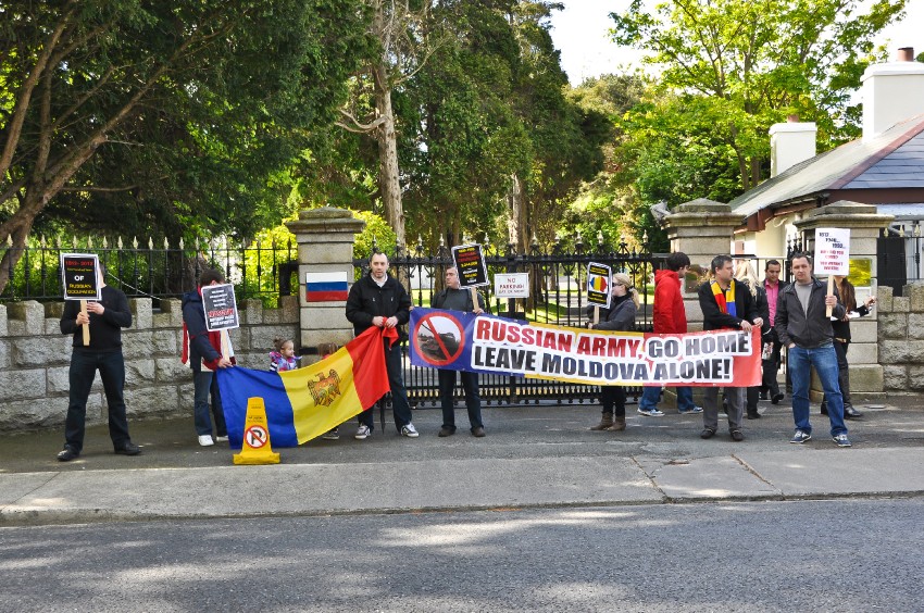 La protest au participat cetăţenii moldoveni stabiliţi în Dublin, care s-au arătat nemulţumiţi de prezenţa armatei ruse