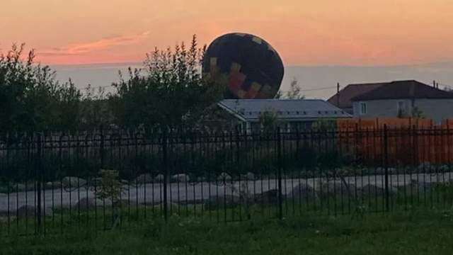 Воздушный шар с людьми упал около жилого дома под Петербургом.