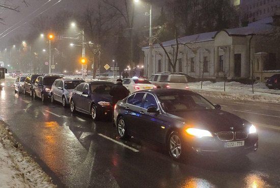 Причиной стала непогода, скользкая дорога и не соблюдение дистанции между автомашинами.