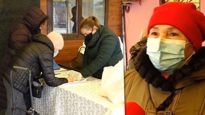 После закрытия социальных столовых пенсионеры стоят в очереди за хлебом.