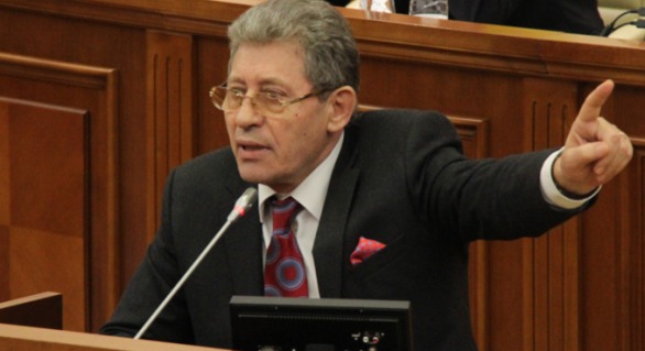 Liderul Partidului Liberal, Mihai Ghimpu, acuză deputații Partidului Liberal Democrat din Republica Moldova că „au sărăcit țara”.