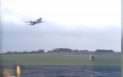 В Сети появилось видео неудачной попытки посадки самолета в шторм.