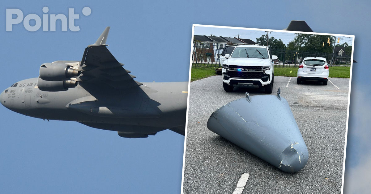 В США у военного самолета Boeing в полете оторвалась часть хвоста.