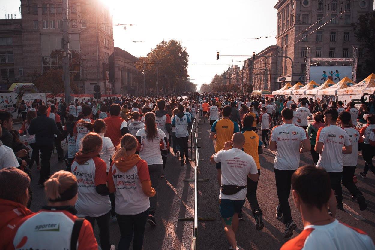 Companiile alergătoare de la Maratonul Chișinău.