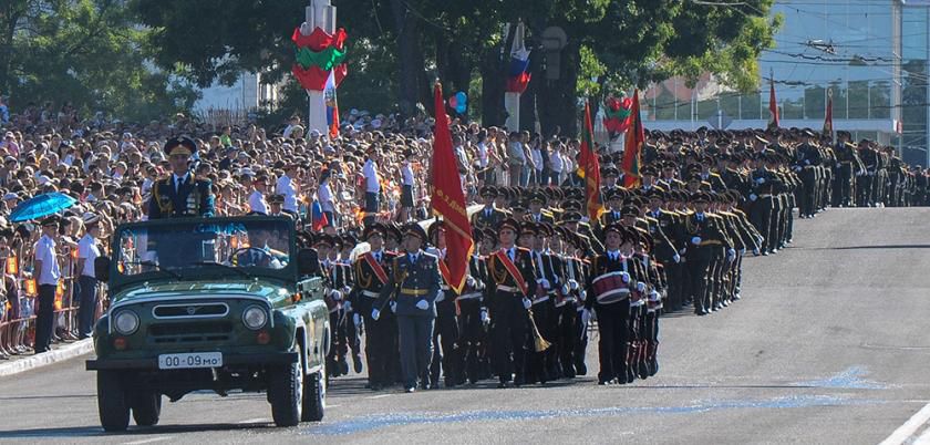 Tancuri ruse la Tiraspol. Foto: novostipmr.com