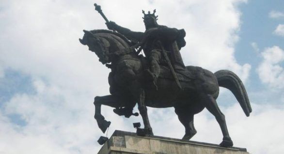 Statuia lui Ştefan cel Mare, spre prăbuşire. Nimeni nu se apucă de ea. Foto: adevarul.ro