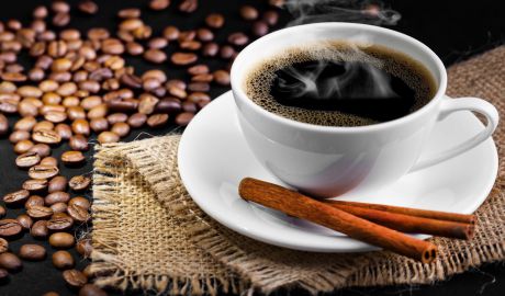 Două ceşti de cafea în plus pe zi ar putea reduce cu 44 la sută riscul îmbolnăvirii ficatului. Foto: radiocraiova.ro