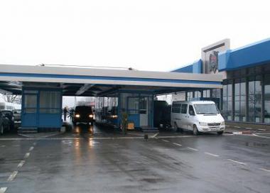 Soferul de 36 de ani, conducea un autoturism marca Mercedes înmatriculat în R.Moldova care tracta o rulotă marca Buerstner înmatriculată în Germania