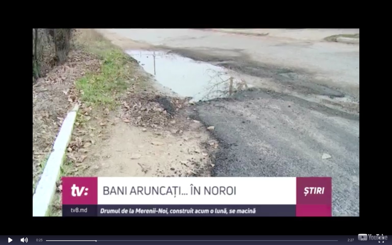 Drumul de la Merenii-Noi, construit acum o lună, se macină.