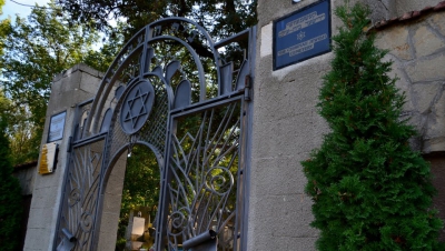 Un tânăr de 19 ani din capitală şi prietena minoră a acestuia sunt învinuiţi de procurori de profanarea mormintelor din Cimitirul Evreiesc.