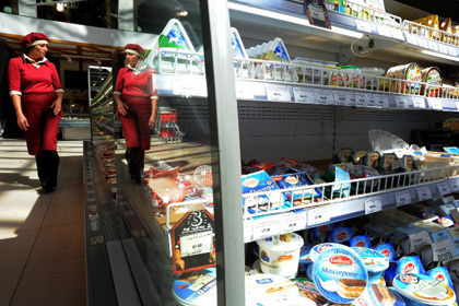 Запрет на импорт продуктов одобряют 78 процентов россиян, при этом 63 процента полагают, что не заметят проблем с питанием, хотя 76 процентов и признаются, что столкнулись с ростом цен или ожидают этого.