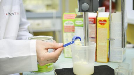 В медицинских учреждениях могут запретить рекомендовать сухие молочные смеси.  Фото:product-test.ru