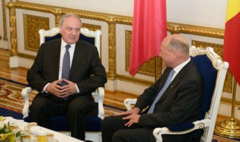 Nicolae Timofti şi-a felicitat omologul român Traian Băsescu, cu ocazia Zilei României, marcată astăzi.
