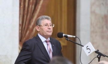 Conferinţa de presă susţinută miercuri de liderul Partidului Liberal (PL) cu ocazia împlinirii a doi ani de la ultimele alegeri parlamentare a fost înţesată, aşa cum ne-a obişnuit, de replici „marca Ghimpu”.
