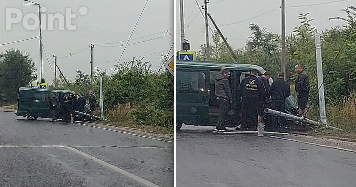 Accident la ieșirea din Strășeni: Un microbuz s-a izbit de un stâlp.