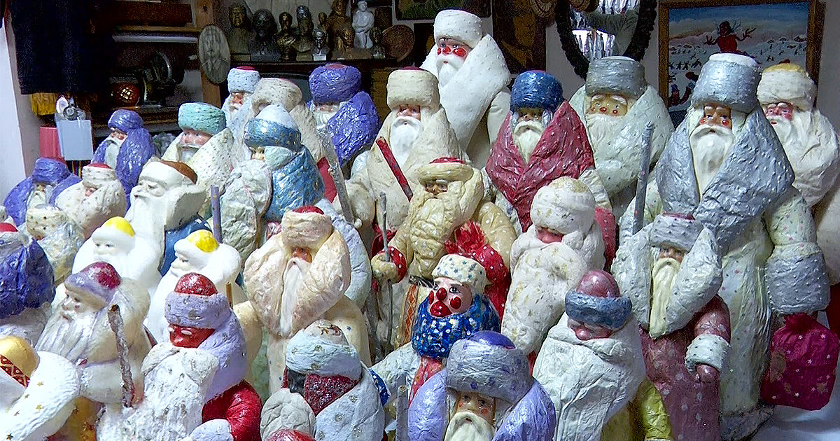Un colecționar din Chișinău a adunat peste 100 de figurine vechi cu Moși Crăciun.