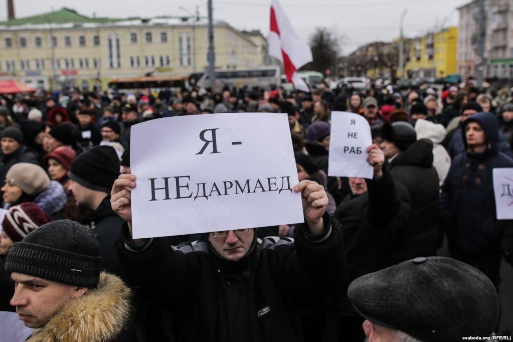  В Белоруссии писателей освободили от налога на тунеядство.