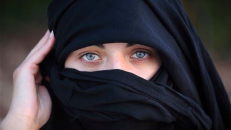 Două tinere care purtau vălul islamic, bătute în plină stradă la București. Foto: dejulmeu.ro