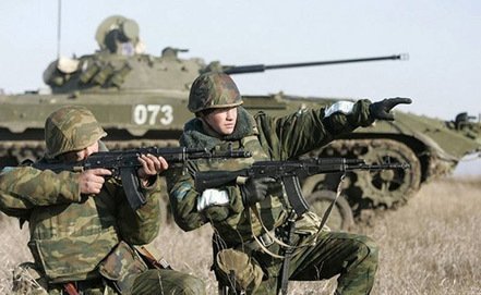 Самая многочисленная концентрация российских войск возле границ с материковой Украиной – в Крыму. Фото: topwar.ru.