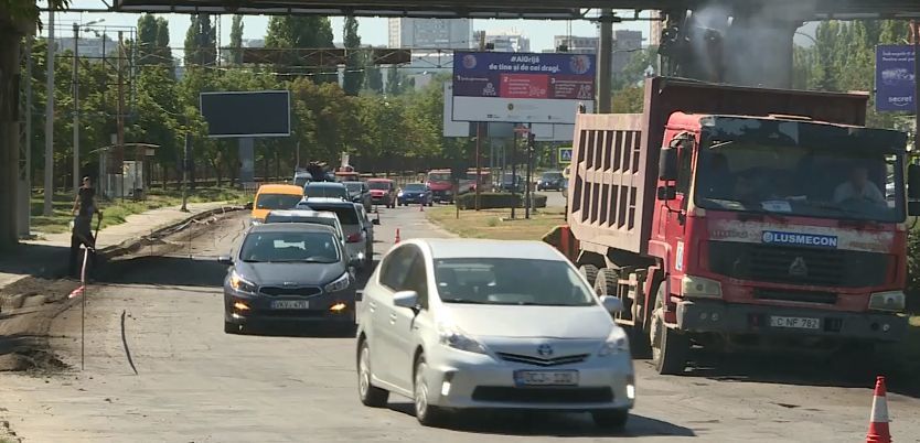 На столичной улице Албишоара мало техники и рабочих.