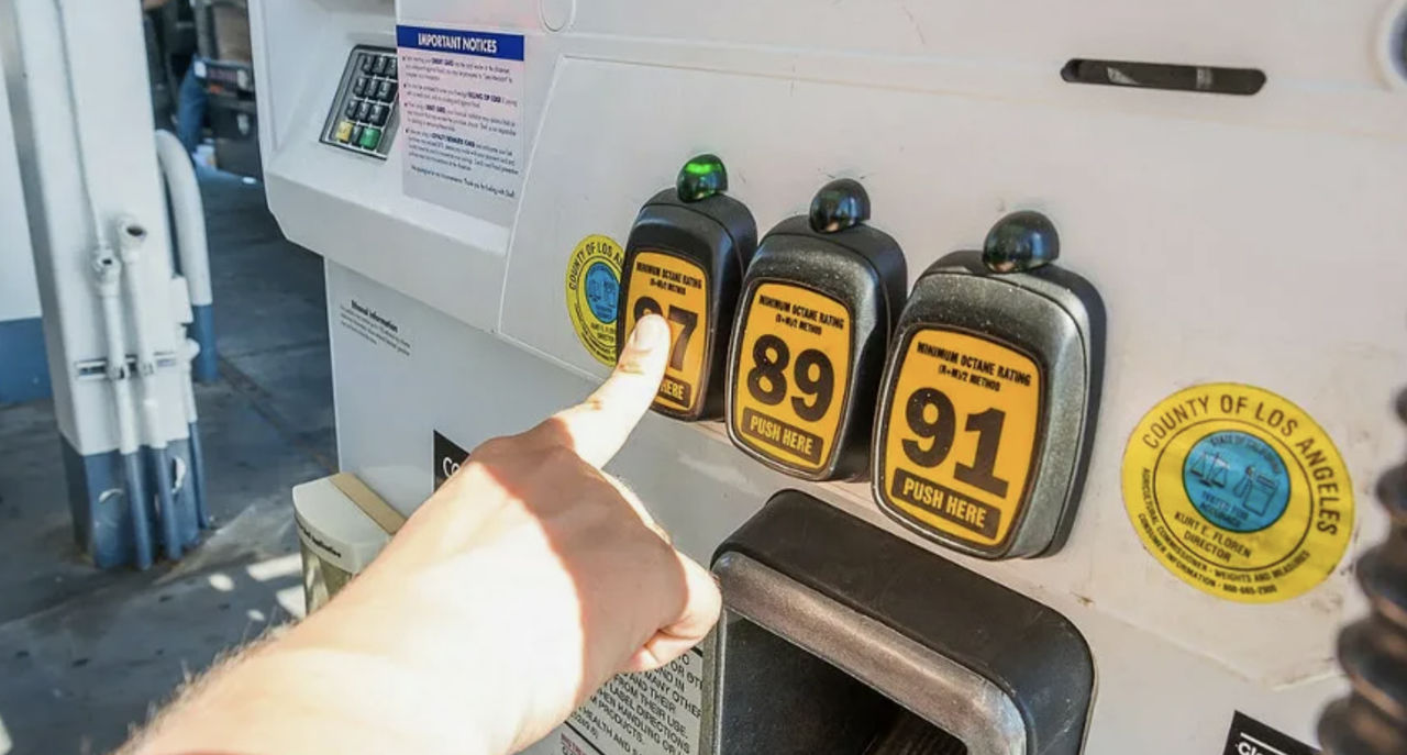 Топливо в США преодолело психологические отметки: администрация Трампа готовится к худшему.