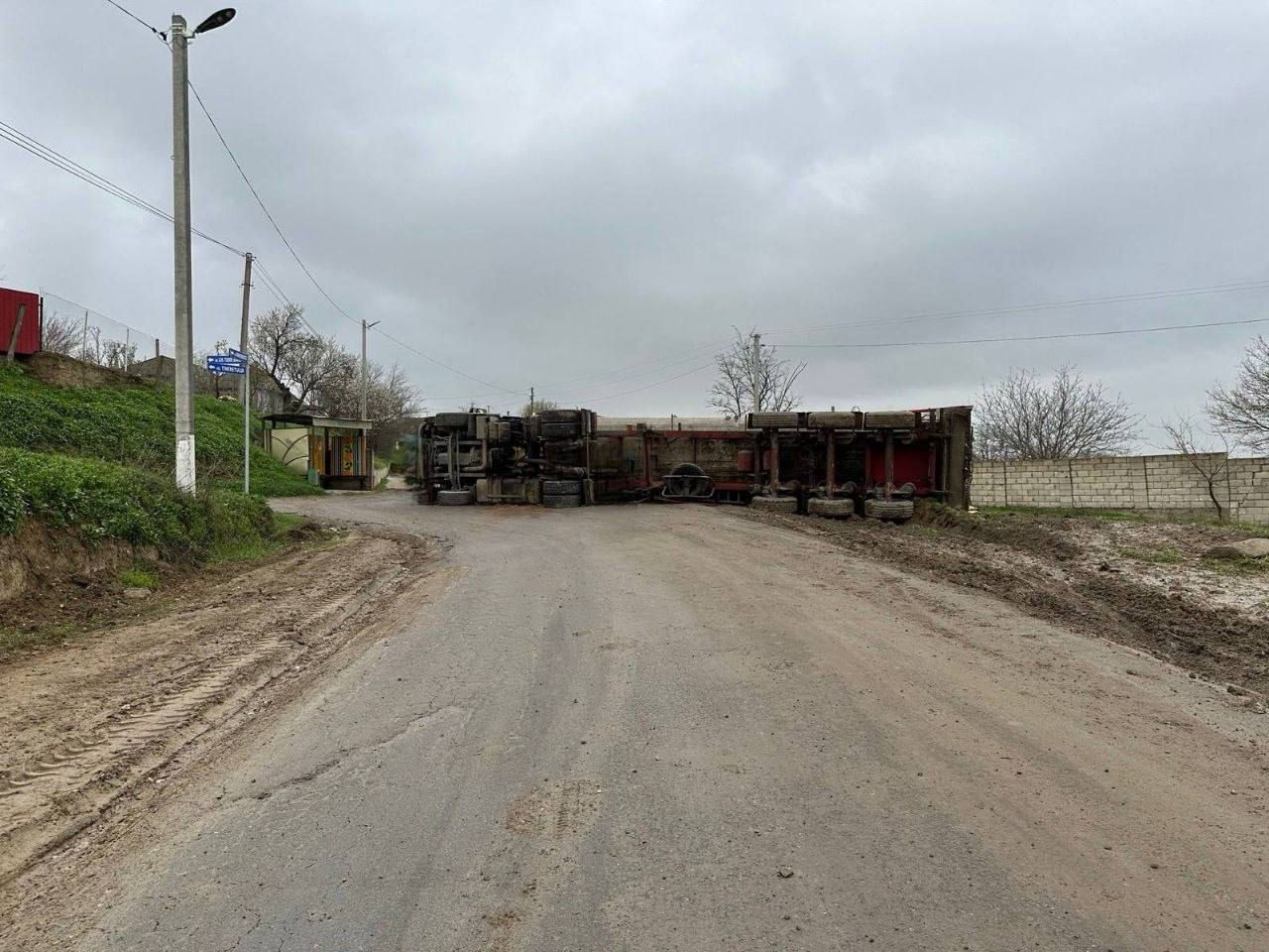 Un camion cu cereale s-a răsturnat pe carosabil în raionul Cahul.
