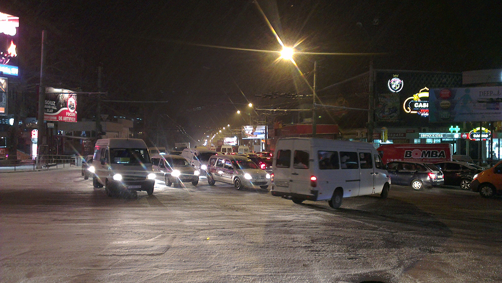 Пробки наблюдаются практически во всех районах города.