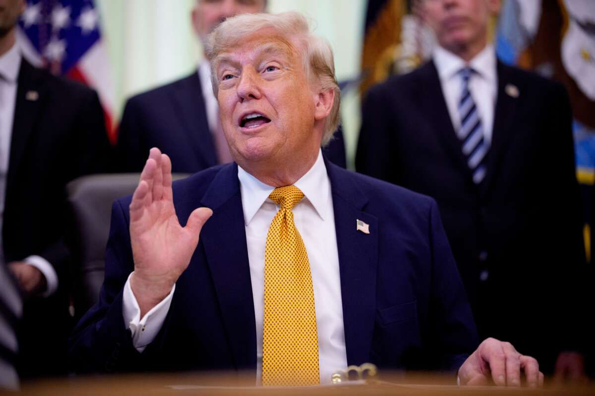 WP узнала детали тайного контракта Трампа на бальный зал за $500 млн.