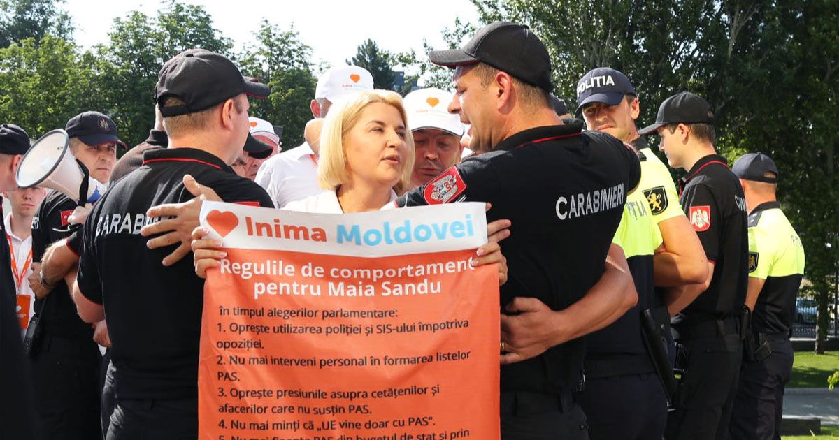 Полиция изучает действия протестующих во главе с Ириной Влах у администрации президента.